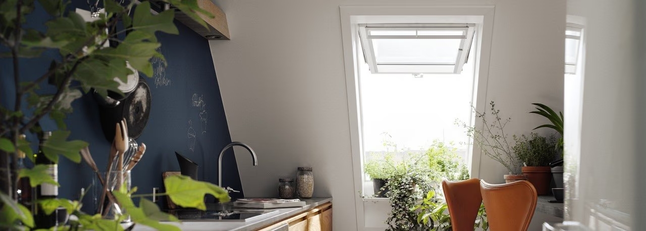 ПОКРИВНИ ПРОЗОРЦИ VELUX GPL 3070 и GPU 0070 С ДОЛНО УПРАВЛЕНИЕ ПРЕМИУМ
