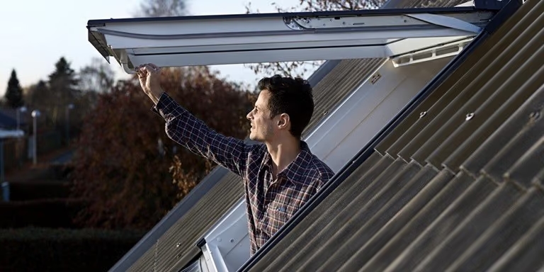 ПОКРИВНИ ПРОЗОРЦИ VELUX GPL 3070 и GPU 0070 С ДОЛНО УПРАВЛЕНИЕ ПРЕМИУМ