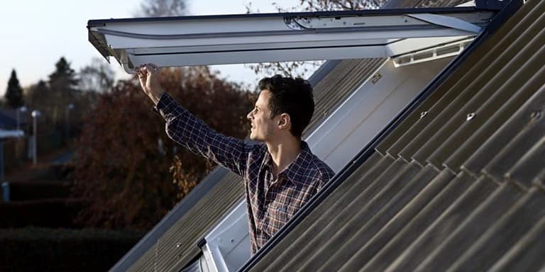ПОКРИВНИ ПРОЗОРЦИ VELUX GPL 3070 и GPU 0070 С ДОЛНО УПРАВЛЕНИЕ ПРЕМИУМ