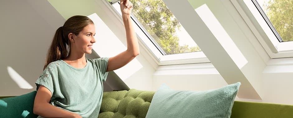 ПОКРИВНИ ПРОЗОРЦИ VELUX GPL 3070 и GPU 0070 С ДОЛНО УПРАВЛЕНИЕ ПРЕМИУМ