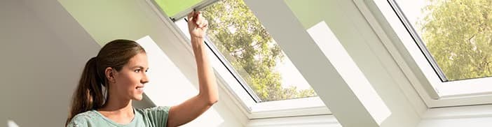ПОКРИВНИ ПРОЗОРЦИ VELUX GPL 3070 и GPU 0070 С ДОЛНО УПРАВЛЕНИЕ ПРЕМИУМ