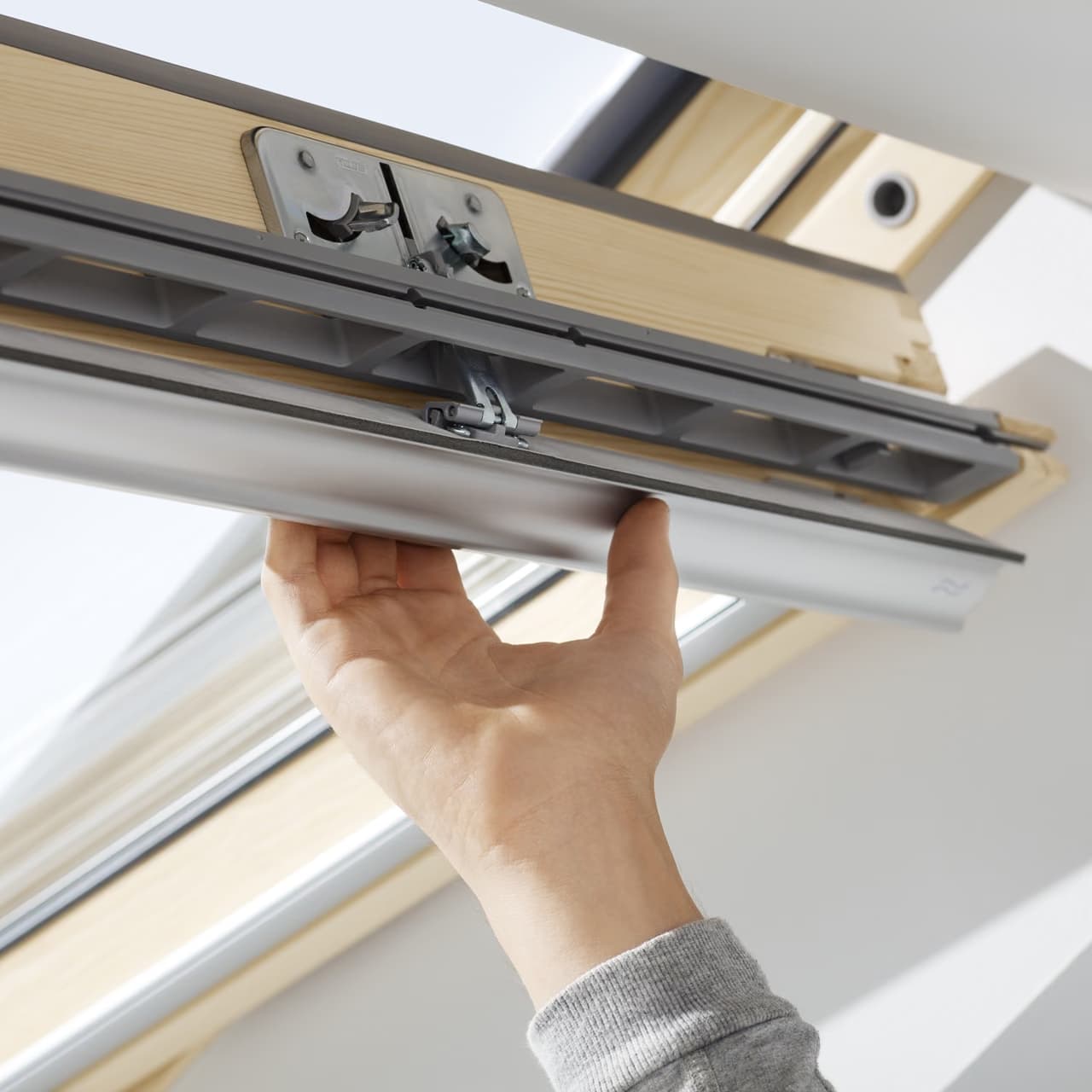 Покривен прозорец VELUX GLL 1061 Стандарт Плюс MК08 78х140см - горно управление