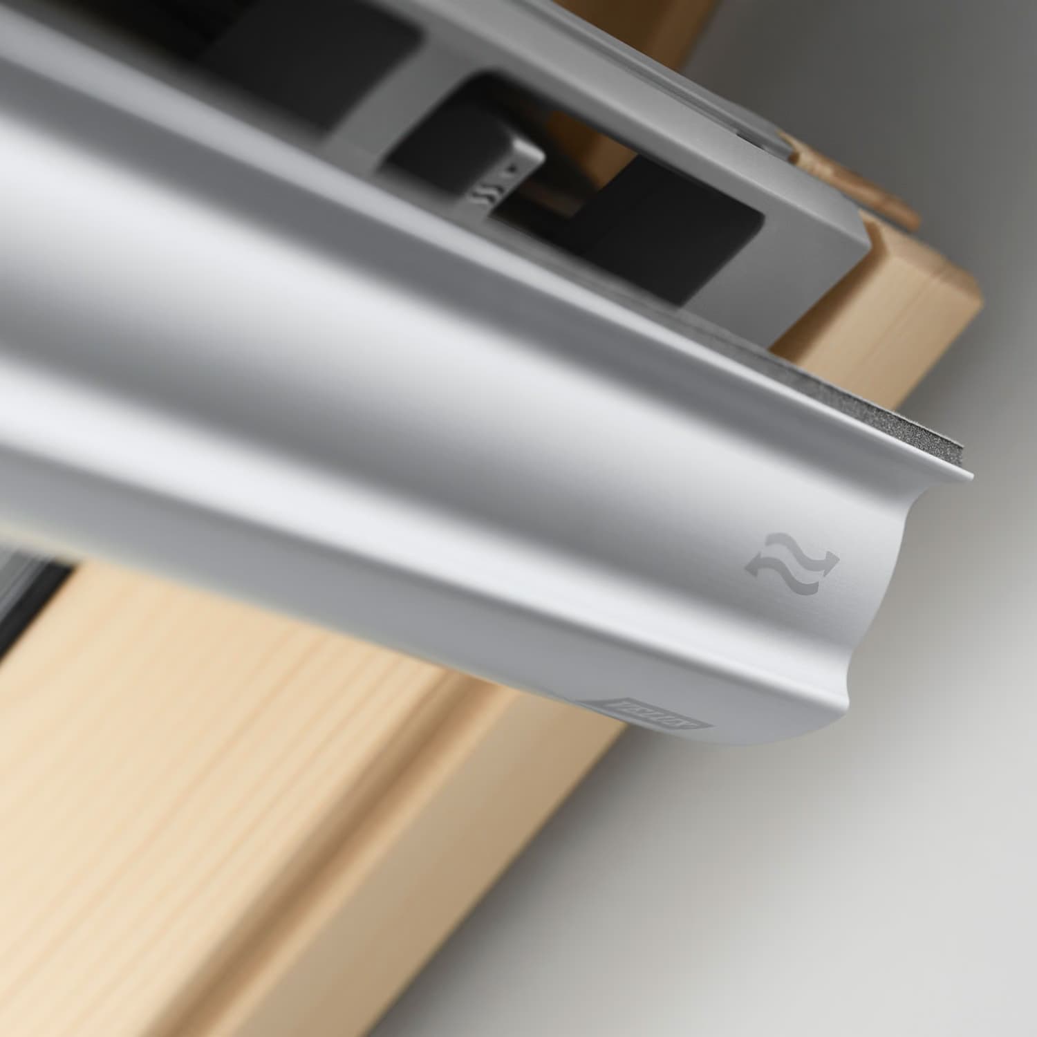 Покривен прозорец VELUX Стандарт GZL 1051, FK06 66x118см, горно управление